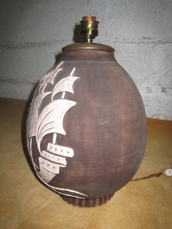 seltene Tischlampe aus den 1930er Jahren aus Keramik
Die Basis ist matt und das Boot ist aus emaillierter Keramik 