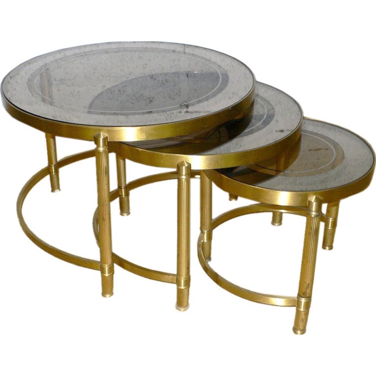 -Set de trois tables gigognes en laiton avec plateau en verre fumé et miroir 