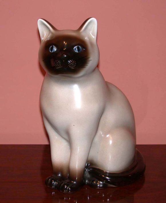 Original ceramic cat by Piero Fornasetti. 
This piece has not been re-edited.