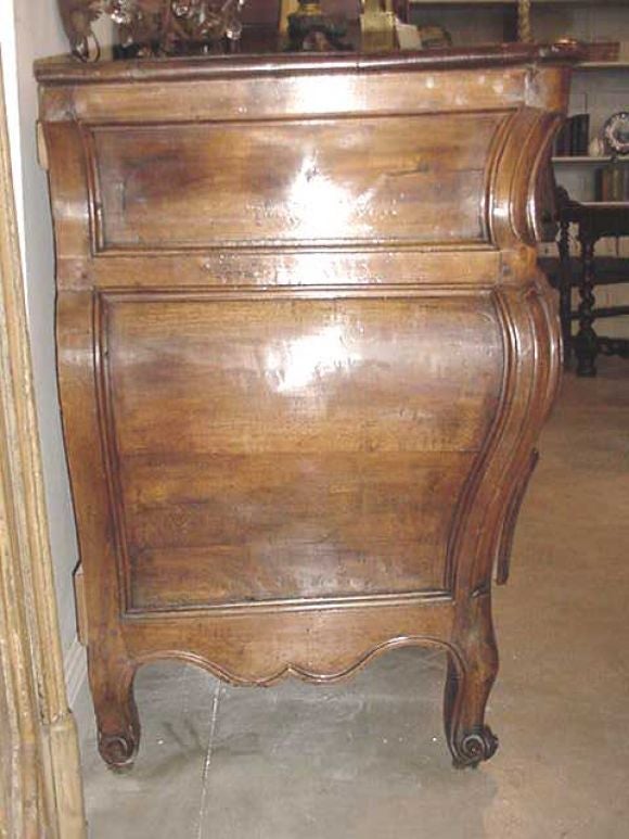 18th c. Walnut Commode In Good Condition For Sale In New Orleans, LA