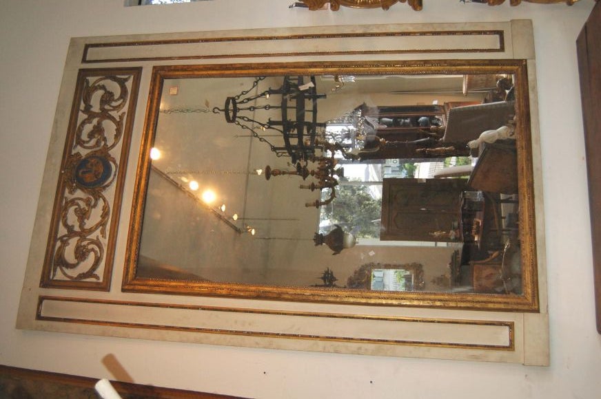 Miroir Trumeau peint, sculpté et doré