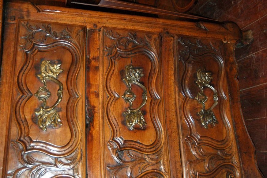 Walnut 18thc. Regence commode For Sale