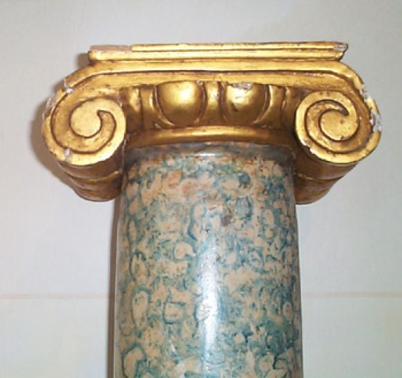 Paire de colonnes en faux marbre avec chapiteaux et base dorés