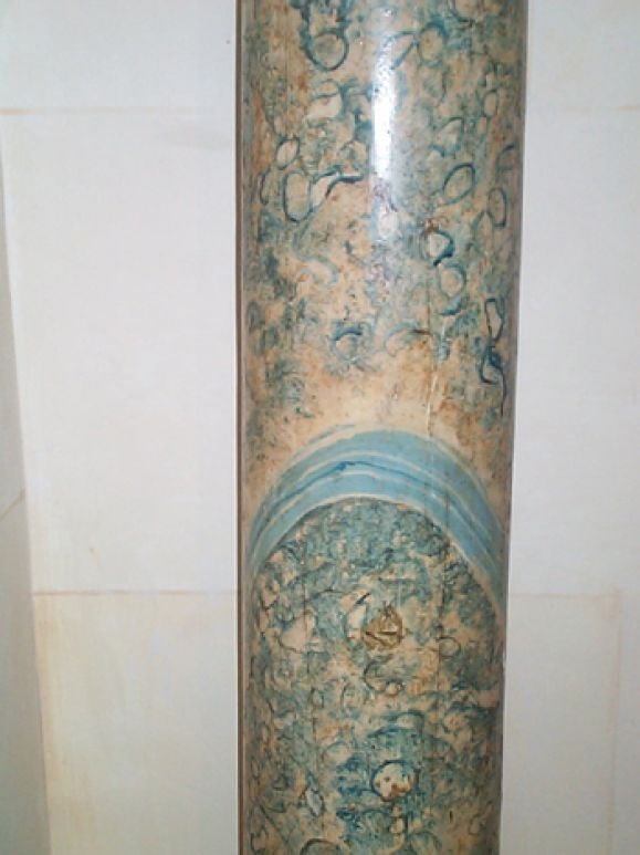 Français Paire de colonnes françaises du 18ème siècle en faux marbre avec chapiteaux et base dorés en vente