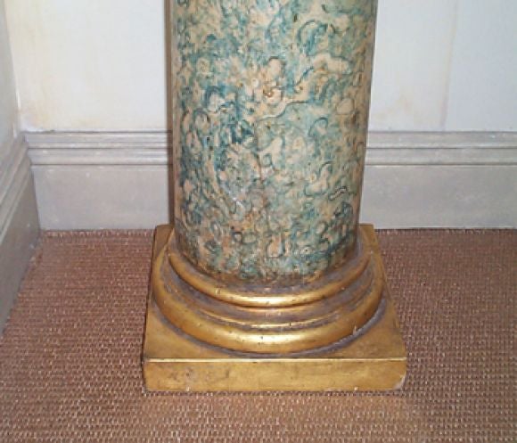 Doré Paire de colonnes françaises du 18ème siècle en faux marbre avec chapiteaux et base dorés en vente