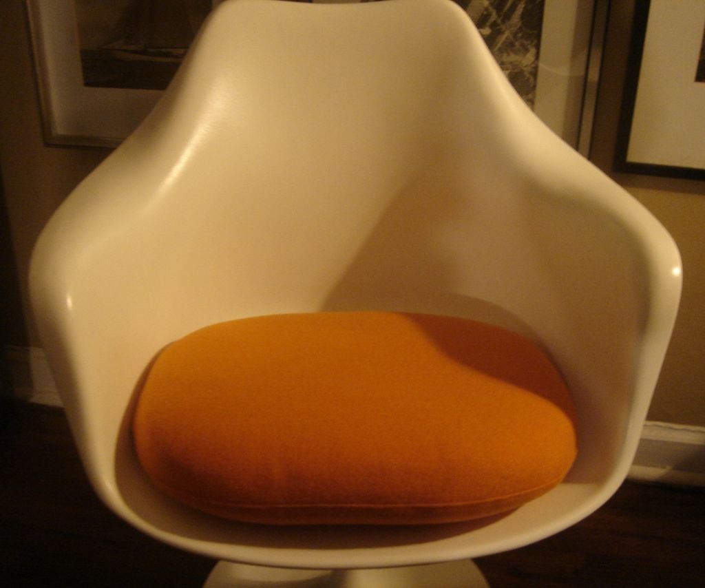 American Vintage Tulip Chair by Saarinen for Knoll International in COM