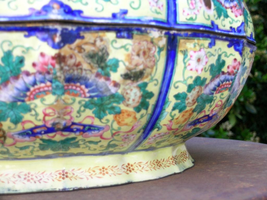 CHINESE CANTON ENAMELED LOTUS-FORM COVERED SWEETMEATS BOWL 2
