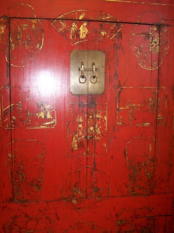 Un exemple étonnant d'armoire de chinoiserie en laque rouge. Une grande impression visuelle, une belle dorure. Avec une étagère centrale, avec un tiroir, et un compartiment sous l'étagère inférieure. Jolie serrure en bronze. Notez le panneau