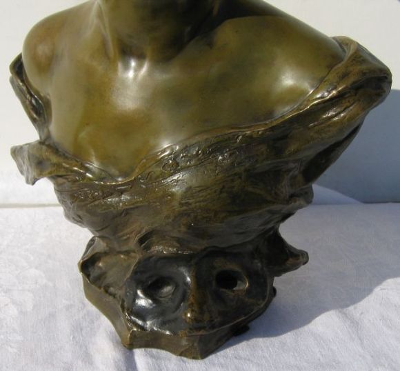 Art nouveau cast bronze sculpture signed by the Belgian artist, Georges Van der Straeten (1856-1928). 
