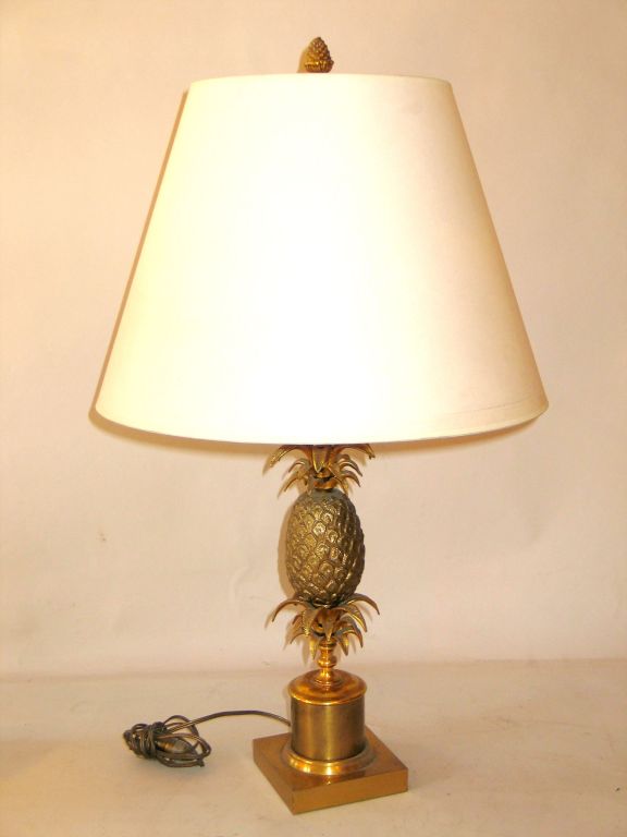 Iconic solid brass or bronze French Mid-Century Modern table lamp or desk lamp in the form of pineapple attributed to Maison Charles. The pineapple has long been a symbol of welcoming. Shade is for demonstration only.