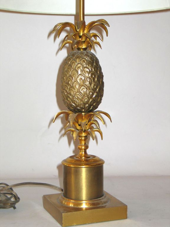 French Mid-Century Modern Neoclassical Brass Pineapple Table Lamp Maison Charles In Good Condition For Sale In New York, NY