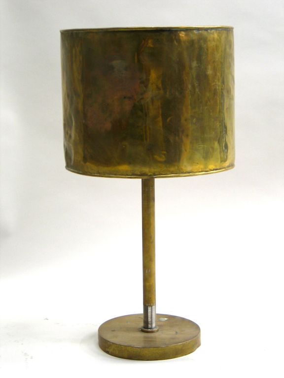 A French marine, Industrial table lamp / desk lamp in solid brass with a hammered brass shade. The patina of the brass is naturally antiqued to a bronze color.

Provenance: Salvaged French Ocean liner.
