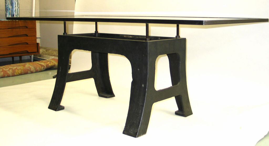 Une table en fer industrielle française du milieu du siècle (1930) qui peut servir de table à manger, de table centrale ou de grand bureau avec un plateau en porte-à-faux en verre St. Gobain gainé d'un cadre en fer. Le verre est estampillé St.