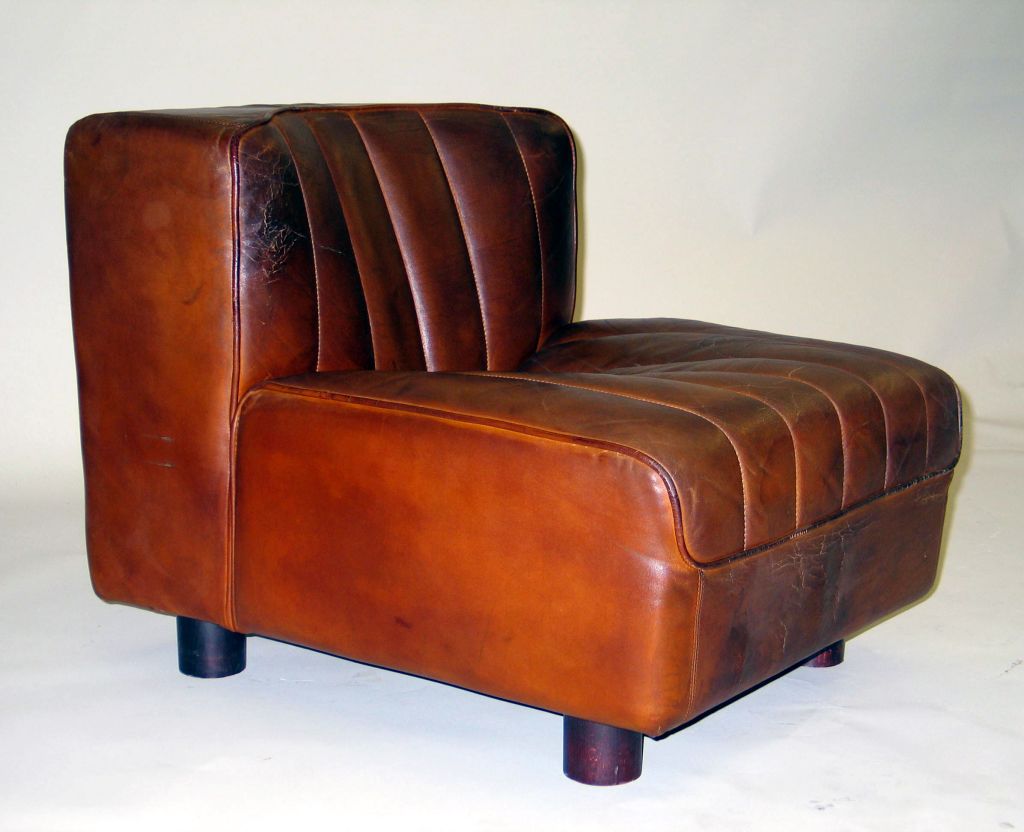 Pair of comfortable, chic Italian design, Mid-Century Modern leather club chairs, slipper chairs attributed to Giovanni Offredi from the P 60 series; originally manufactured by Saporiti Italia, these pieces are out of production. 

Priced and sold