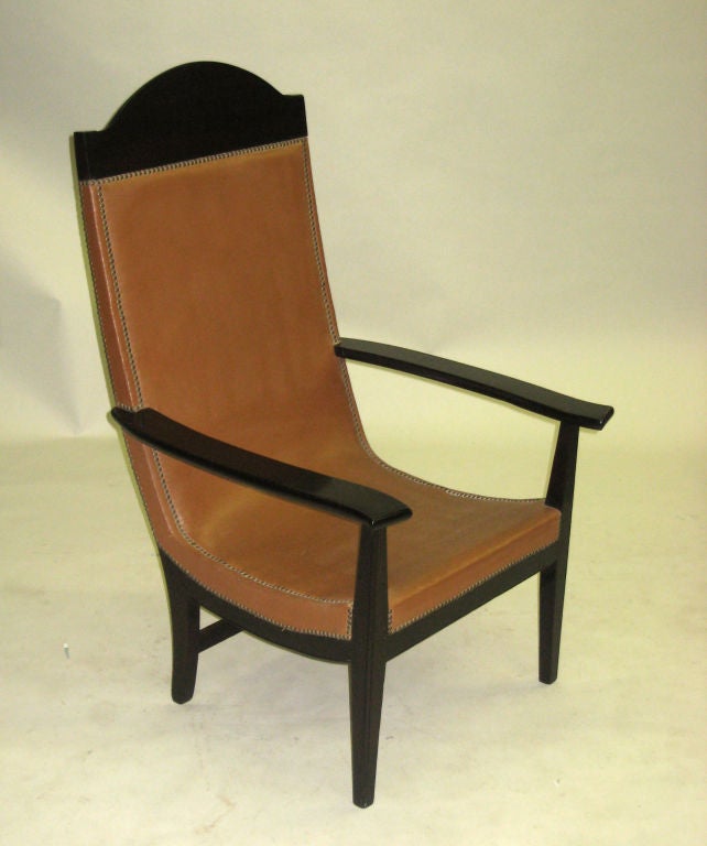 Ein komplementärer Satz nüchterner, zurückhaltender französischer Sessel / Thronsessel aus den 1930er Jahren; der größere King-Stuhl steht auf vier separaten Beinen mit hoher Rückenlehne und der Queen-Stuhl steht auf einem Bogenfuß. Jeder