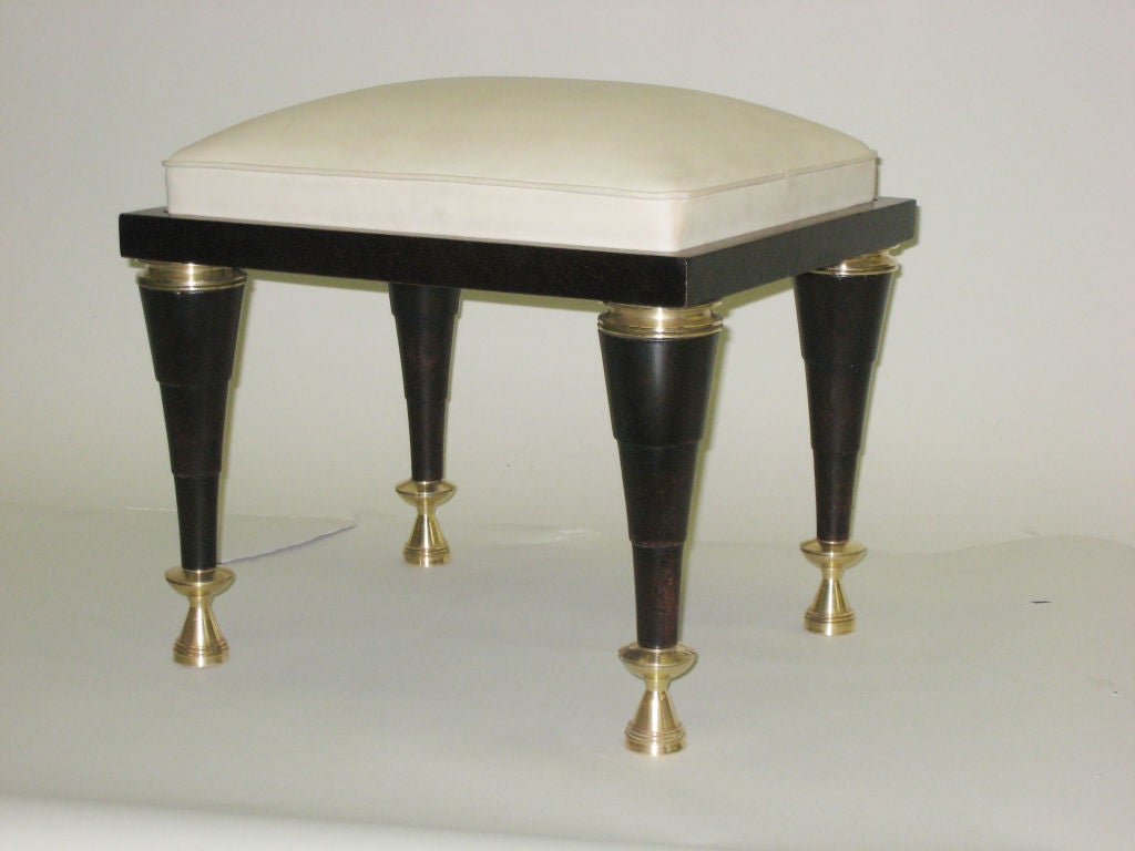 Une importante paire de tabourets/bancs en Macassar d'Ebène dans un esprit néoclassique post-moderne/moderne avec corniches et sabots en bronze massif. Les pieds élégants s'effilent en gradins et se terminent par des sabots en bronze massif. Ils