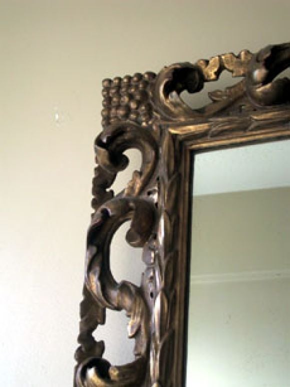 Italian Mid-Century Hand-Carved & Pierced Gilt Wood Mirror In Good Condition For Sale In New York, NY