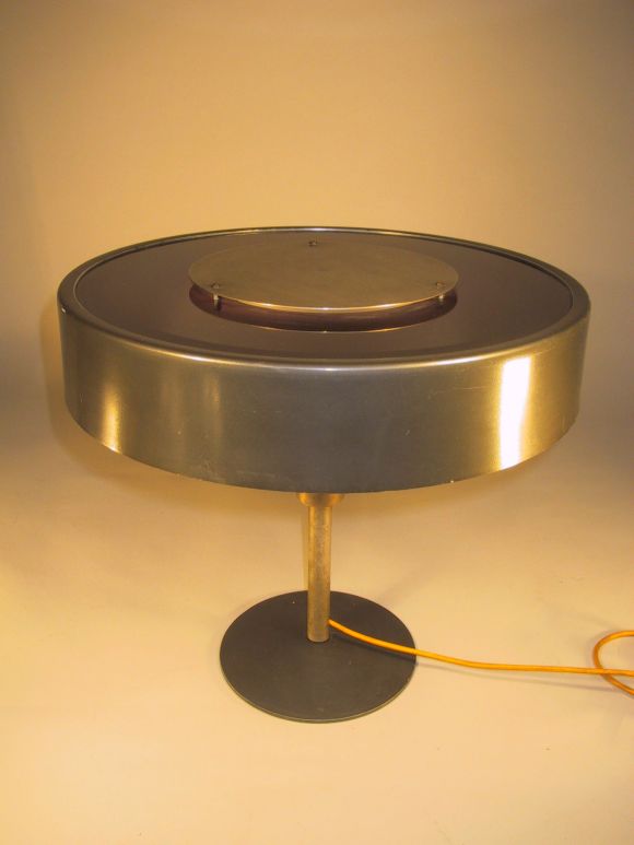 Lampe de bureau moderniste chic nommée 'RO', conçue par BBPR pour Artemide, en métal et plexiglas, avec cordon original. La lumière se diffuse à la fois par le haut et par le bas.