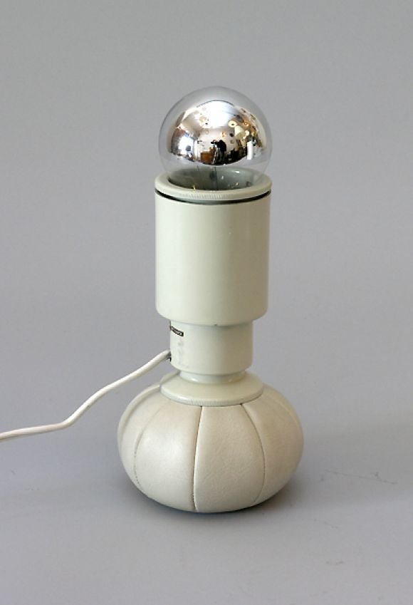 Anachronistic Italian Mid-Century table lamp #600 with Vinyl Sack filled with lead pellets as the base and a single socket and silver reflector bulb. Sarfatti's inventiveness and humour are at work here on this multi-use lamp that can be used for