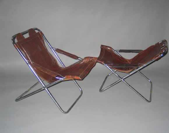 Elegant pair of French Mid-Century sling lounge chairs in patent leather by Lama. Strong and comfortable.