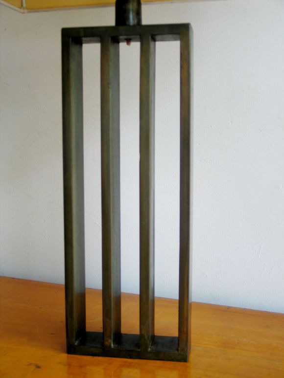Pareja de Lámparas de Sobremesa Francesas de Hierro Bronceado Modernas de Mediados de Siglo, Estilo de Jacques Quinet Francés en venta