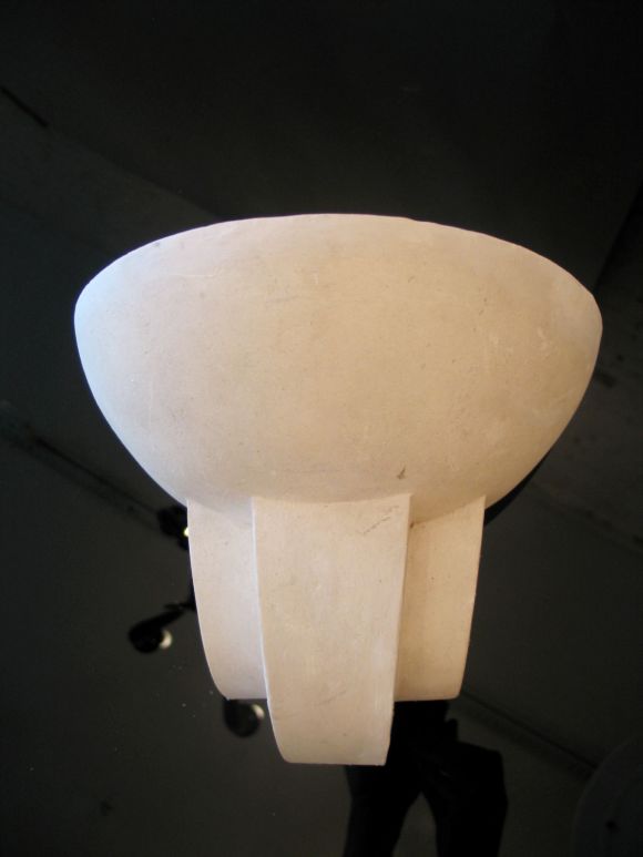 Deux élégantes et sobres paires d'appliques en plâtre dans le style néoclassique moderne de l'architecte/décorateur français des années 1930-1940 Marc Duplantier. De belles formes classiques.

Les pièces sont vendues à la paire.