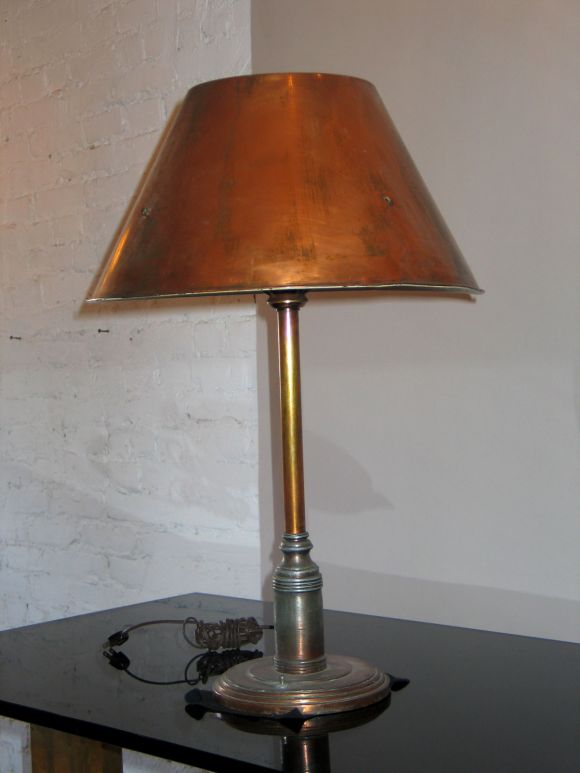 Grande lampe de bureau ou lampe de table française de la fin de l'Art Déco / du milieu du siècle avec un abat-jour et une tige en cuivre massif et une base en métal cuivré.
