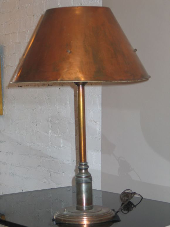 Mid-Century Modern Grande lampe de table ou de bureau française en cuivre des années 1940 en vente