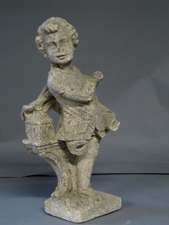 Une sculpture en pierre moulée française de la fin du 19e siècle représentant un adolescent d'humeur gaie. La figure évoque l'ambiance du tableau de Fragonard 