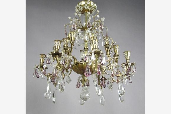 Elegante lampadario in ottone e cristallo tagliato di Baguès per Jansen, di gusto neoclassico moderno, con un balaustro centrale in vetro tagliato e acidato circondato da un opulento corredo di pendaloques, cabochons e fleurettes in ametista e