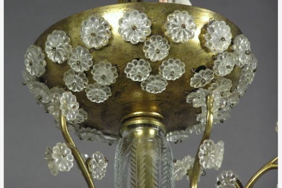 Französischer 24-armiger Kronleuchter aus Messing und geschliffenem Kristall von Bagus für Maison Jansen (Neoklassisches Revival) im Angebot