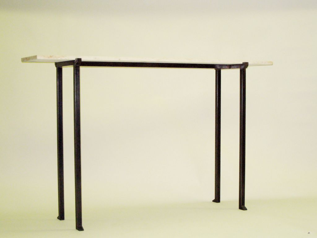 2 elegante französische Konsolen oder Sofatische aus der Mitte des Jahrhunderts im modernen neoklassischen Stil mit bronzierten schmiedeeisernen Sockeln und Platten aus Kalkstein. Die Oberseiten der bronzierten Eisenrahmen sind fein eingekerbt,