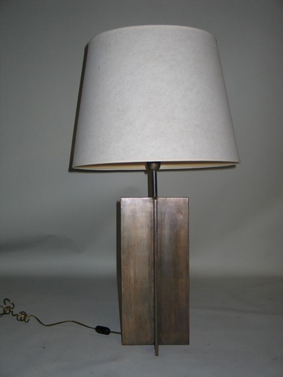 Mid-Century Modern Paire de lampes de bureau néoclassiques françaises en forme de croix en fer, Jacques Quinet en vente