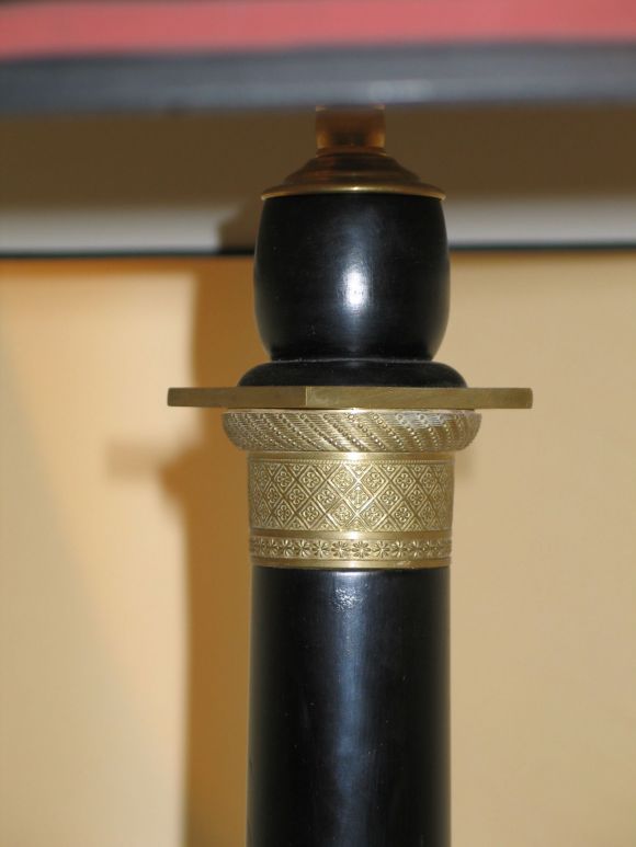 Lámpara de pie neoclásica francesa de mediados de siglo en bronce dorado y ebonizado Moderno de mediados de siglo en venta