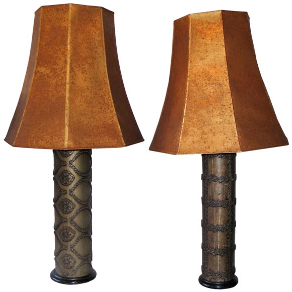 Paire de lampes de bureau en laiton à motifs français exotiques en vente