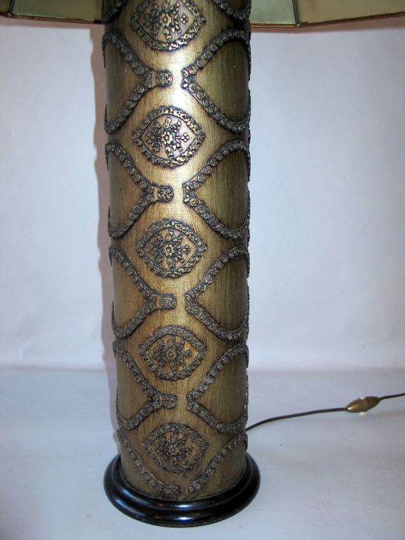Rare paire de lampes de table traditionnelles modernes françaises en métal à motifs avec des abat-jour en feuille de cuivre patiné. Belle grande taille.