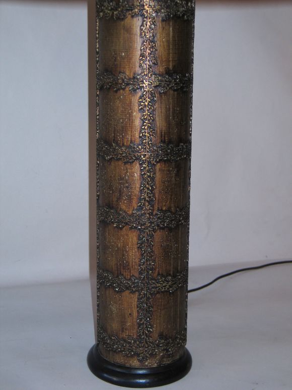 Mid-Century Modern Paire de lampes de bureau en laiton à motifs français exotiques en vente