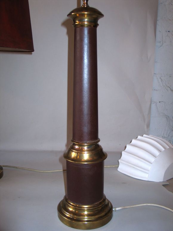 Paar französische Mid-Century-Modern-Tischlampen aus Messing und Emaille, handbemalte Schirme (Moderne der Mitte des Jahrhunderts) im Angebot