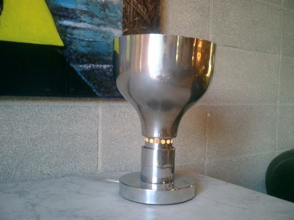 Publié. Exemple des lampes de table de Franco Albini pour la série AM/AS, cette lampe de table est dotée d'une lampe à incandescence  abat-jour en laiton chromé lourd avec base originale en nickel.