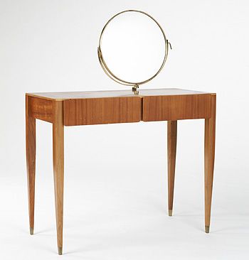 Gio Ponti vanity from the Hotel Royal, Napoli by<br />
Giordano Chiesa.<br />
There really aren't too many of these left floating around the world...grab this one while you can!