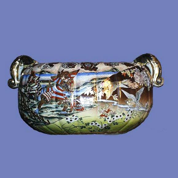 Large oval hand-painted Satsuma jardiniere<br />
FOR MORE INFORMATION, PLEASE VISIT WWW.CONNOISSEURANTIQUES.COM