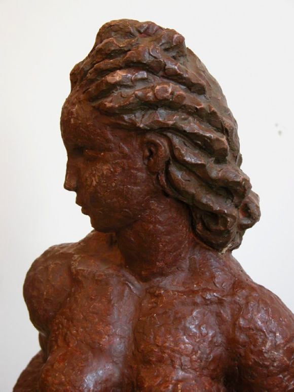 Milieu du XXe siècle Sculpture française en terre cuite des années 1940 d'une femme en vente