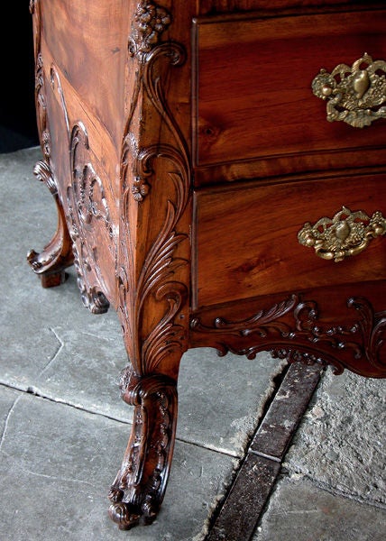A Handsome Iberian Rococo Style Walnut Bombe-Form 4-Drawer Commode In Excellent Condition In San Francisco, CA
