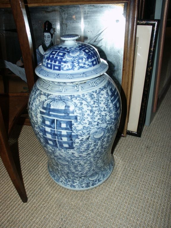 beautiful large antique chinese blue and white lidded jar