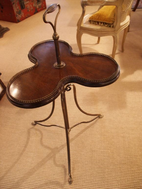 Great little clover shaped table with rotating top and reticulated edge.