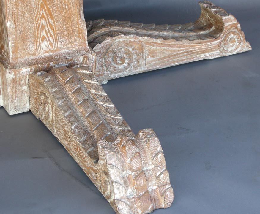 Colonial espagnol Dos Gallos table de salle à manger sur mesure à piédestal en chêne cérusé avec pieds sculptés à la main  en vente