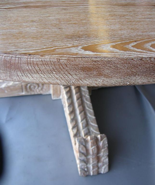 Dos Gallos table de salle à manger sur mesure à piédestal en chêne cérusé avec pieds sculptés à la main  Excellent état - En vente à Los Angeles, CA