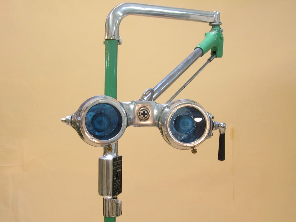 Una lampada originale, da chirurgo, dall'aspetto così stravagante da far pensare che sia stata assemblata. Non è così! Tutti i componenti originali, non ho mai visto questo modello prima d'ora. Pronta per essere utilizzata come lampada da terra,