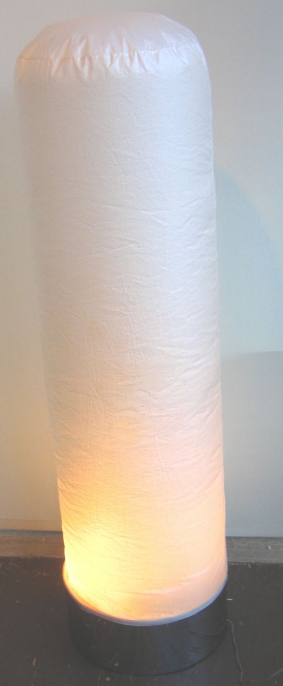 Lampada gonfiabile unica e completa, prodotta da Knoll nei primi anni '70.  Un motore nella base cromata gonfia la calza del paracadute, che è illuminata da 4 lampadine interne. Splendido esempio di mobili a scultura morbida nati dal movimento della