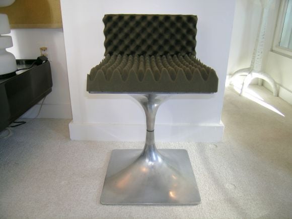 Module 400 chair by Roger Tallon in polished aluminum and latex foam. Édition Lacloche.